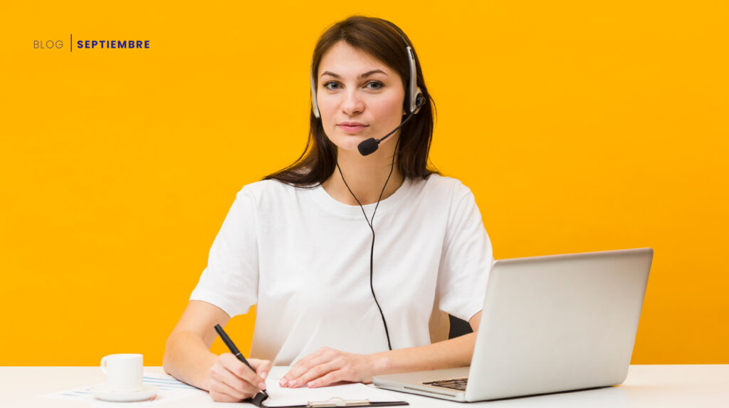 Chica joven sentada en una mesa en un call center- La transformación de los centros de contacto